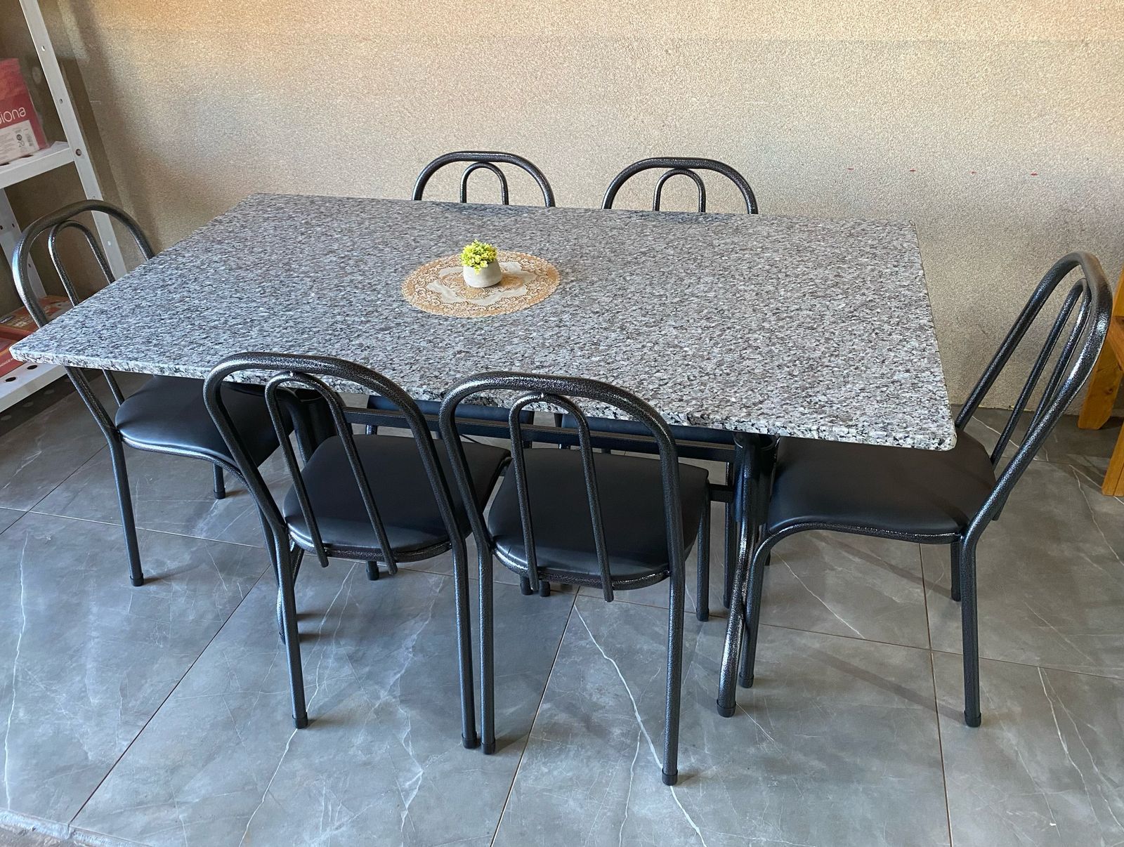 Conjunto de Mesa com 6 Cadeiras - Tampo de Mármore