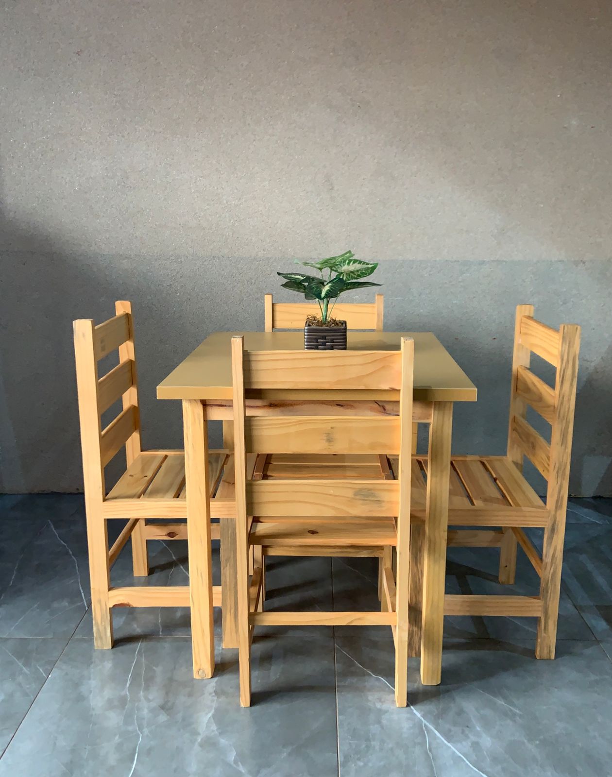 Conjunto mesa quadrada de madeira com 4 lugares